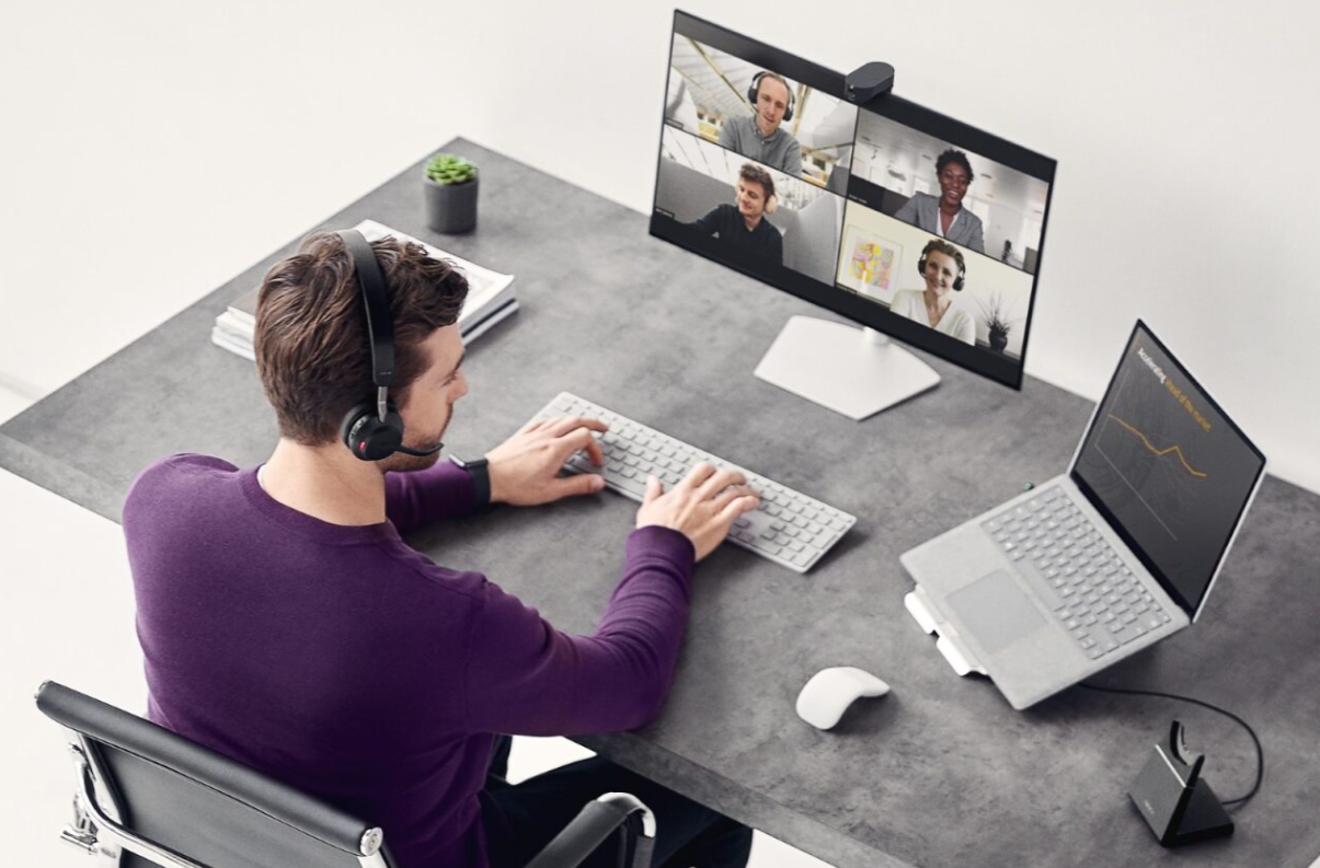 Profissional usando headset Jabra