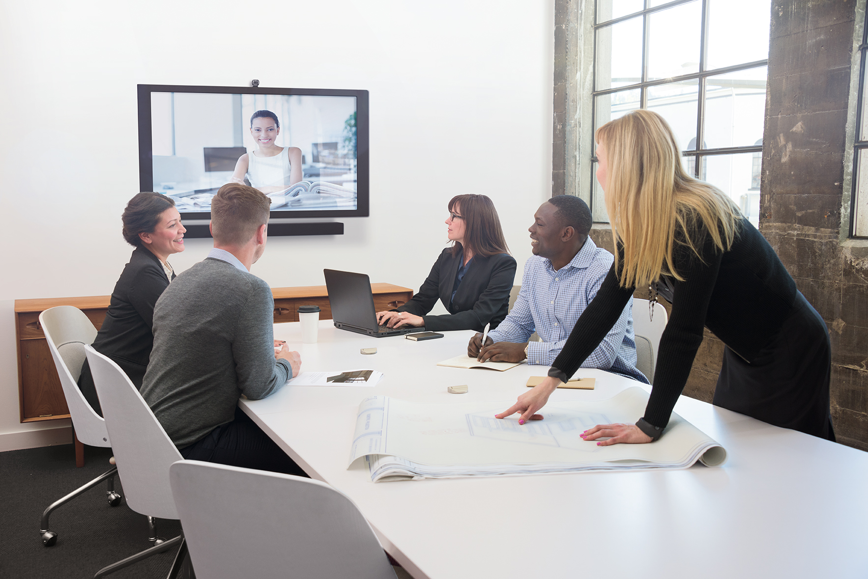 Reunião híbrida com tecnologia Biamp