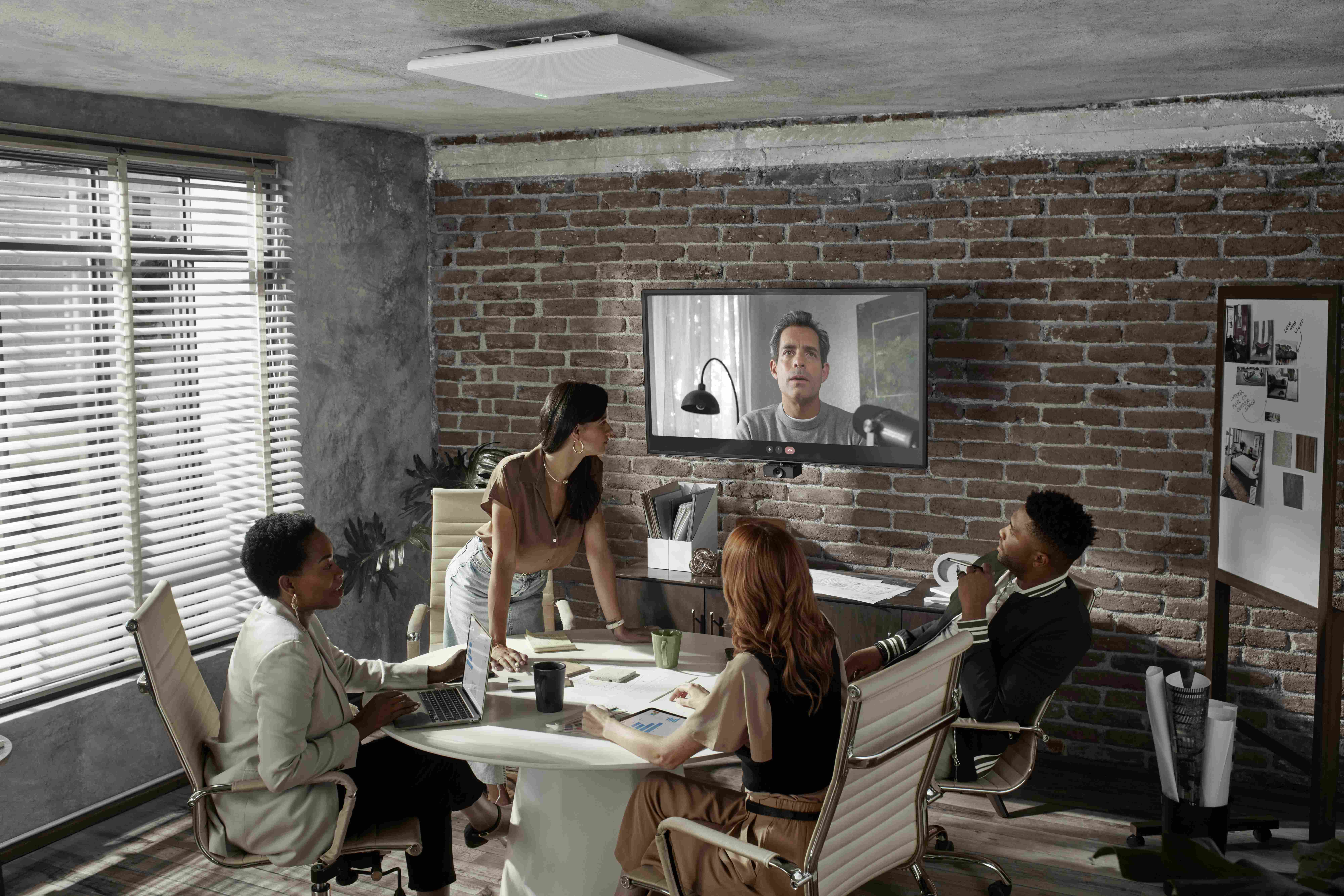 Salas de reunião híbridas com padrão elevado de áudio