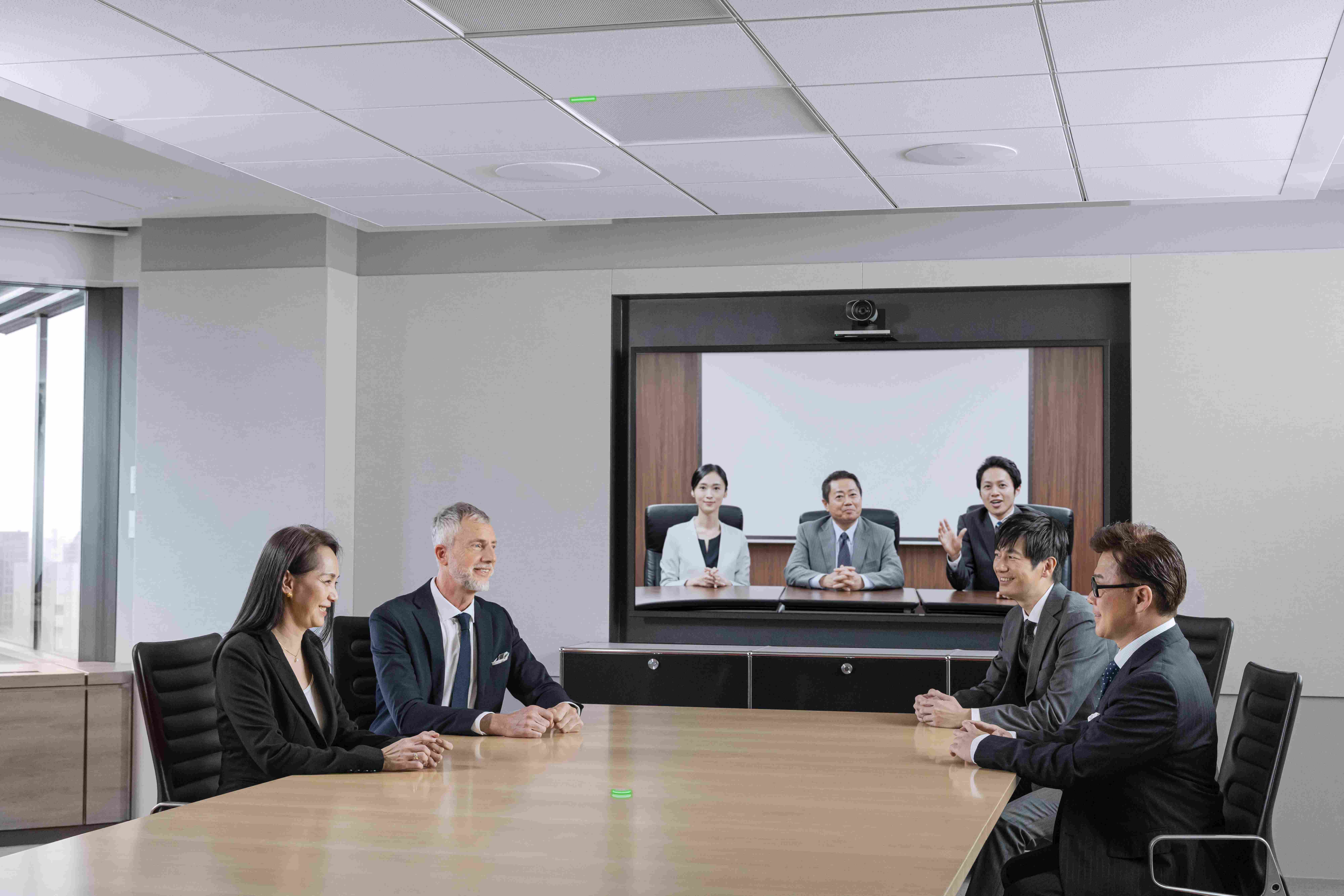 Shure IntelliMix Room Kit in hybrid meeting environment